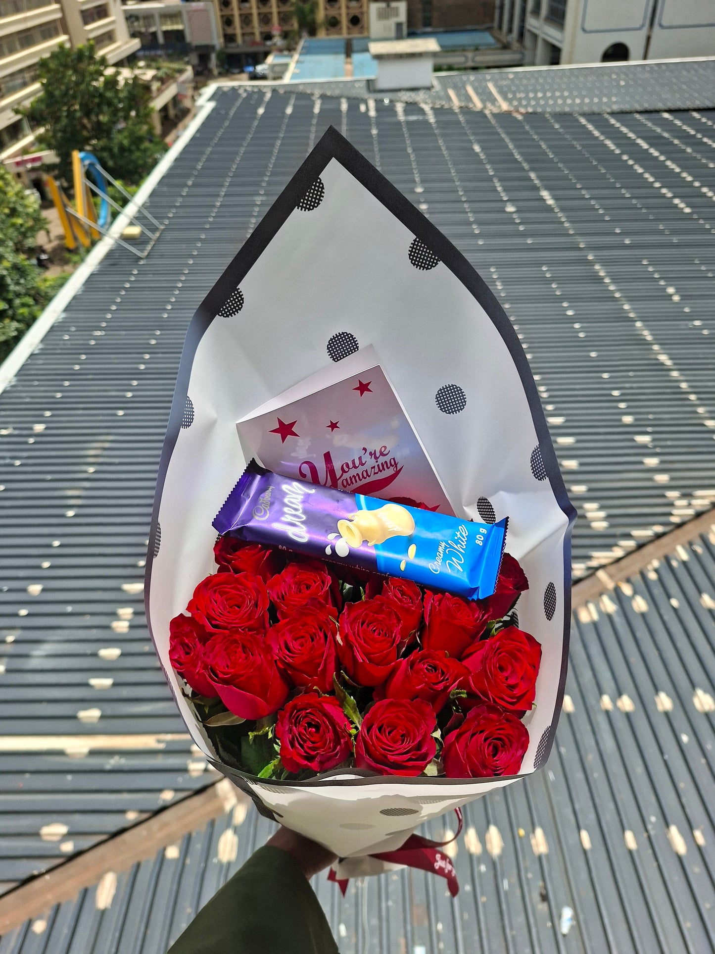 20 RED ROSES & CADBURY