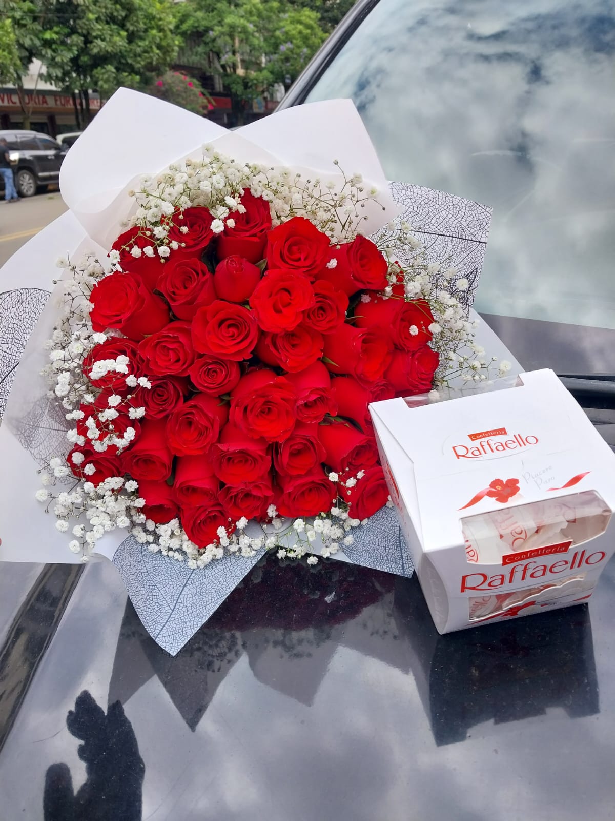 RAFFAELLO & RED ROSES