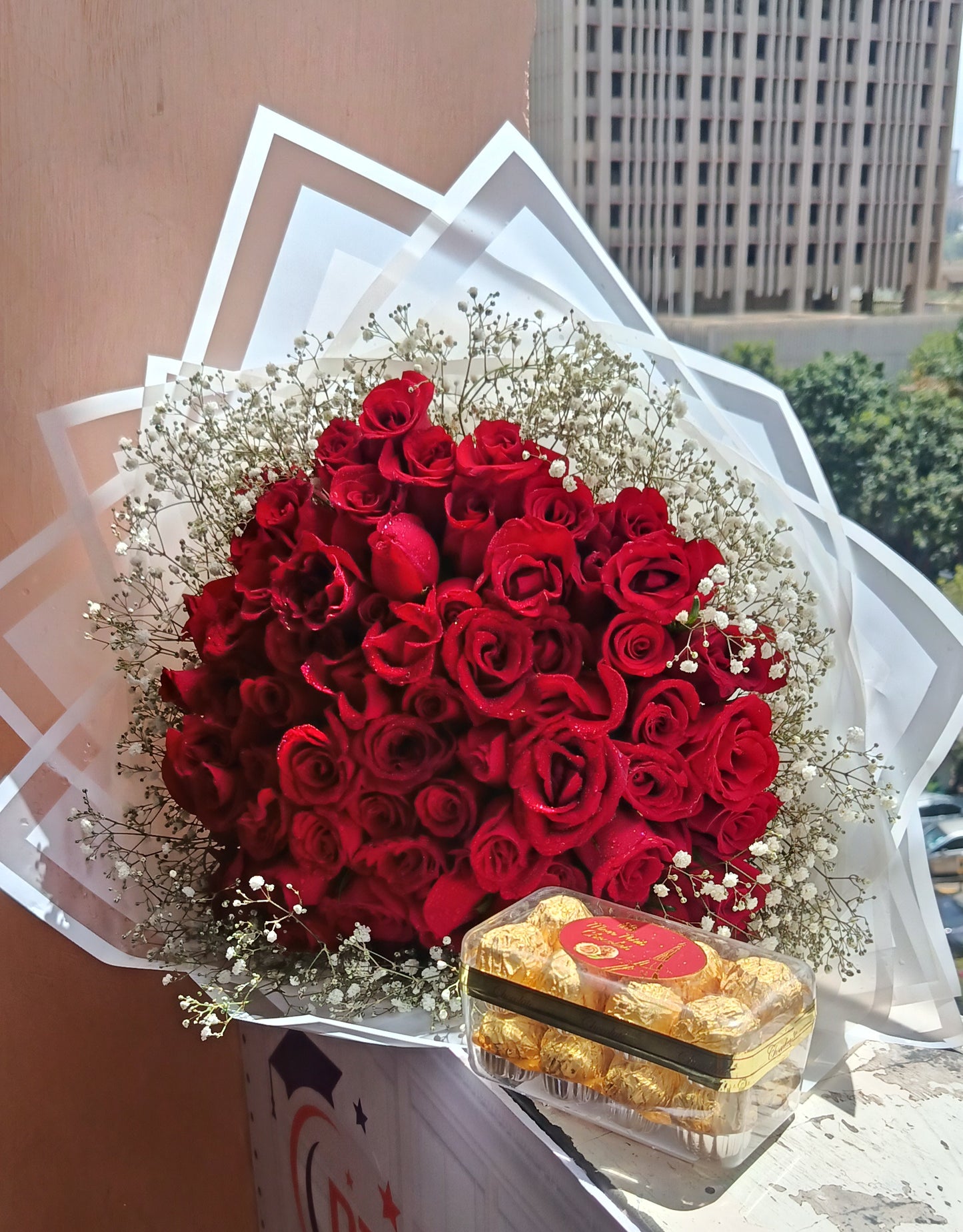 80 RED ROSES WITH BABY BREATH RIM & 16 PIECES CHOCOLATE