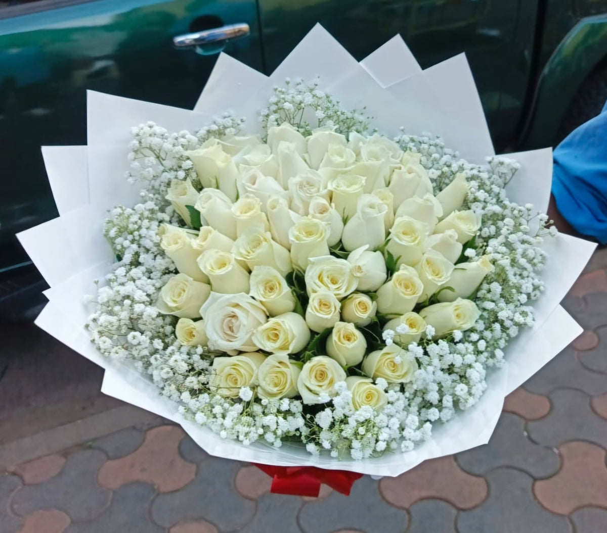 60 WHITE ROSES & BABY BREATH